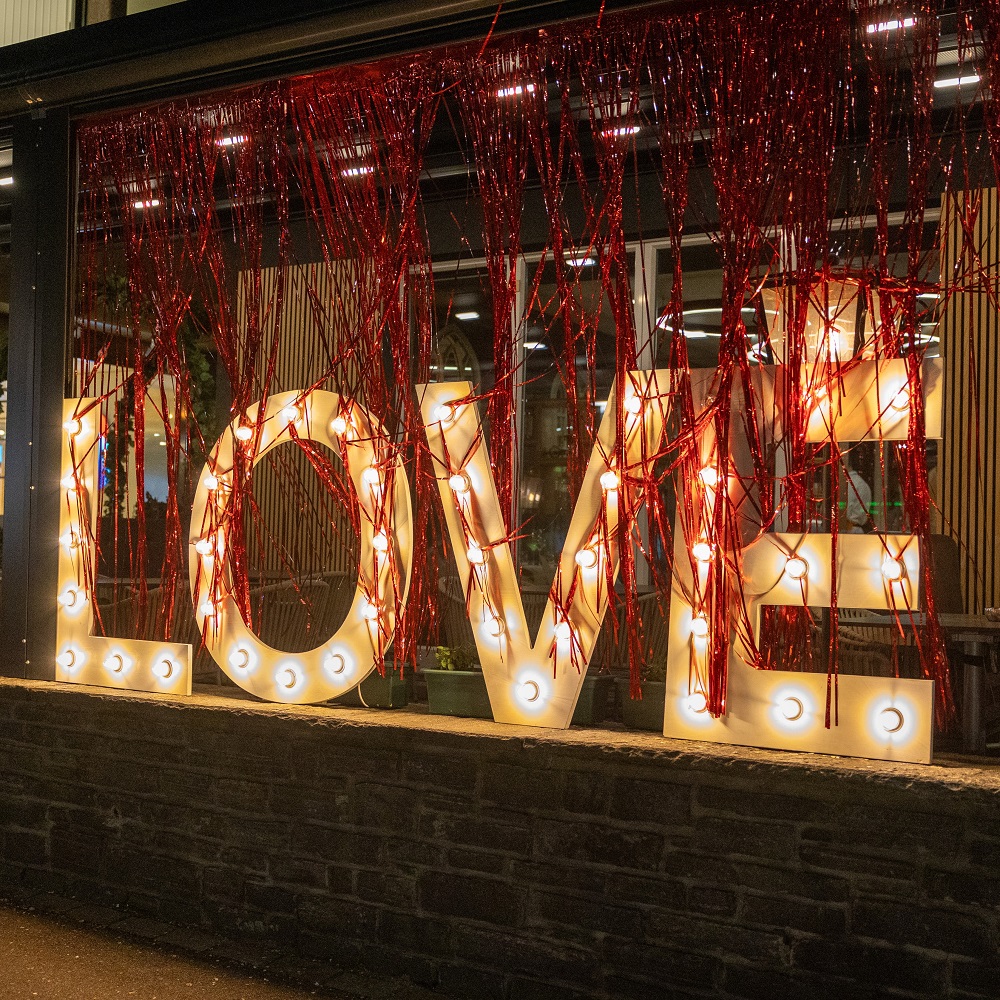 Love Schriftzug vor dem Ristorante Pizzeria Montanara in Kreuzlingen